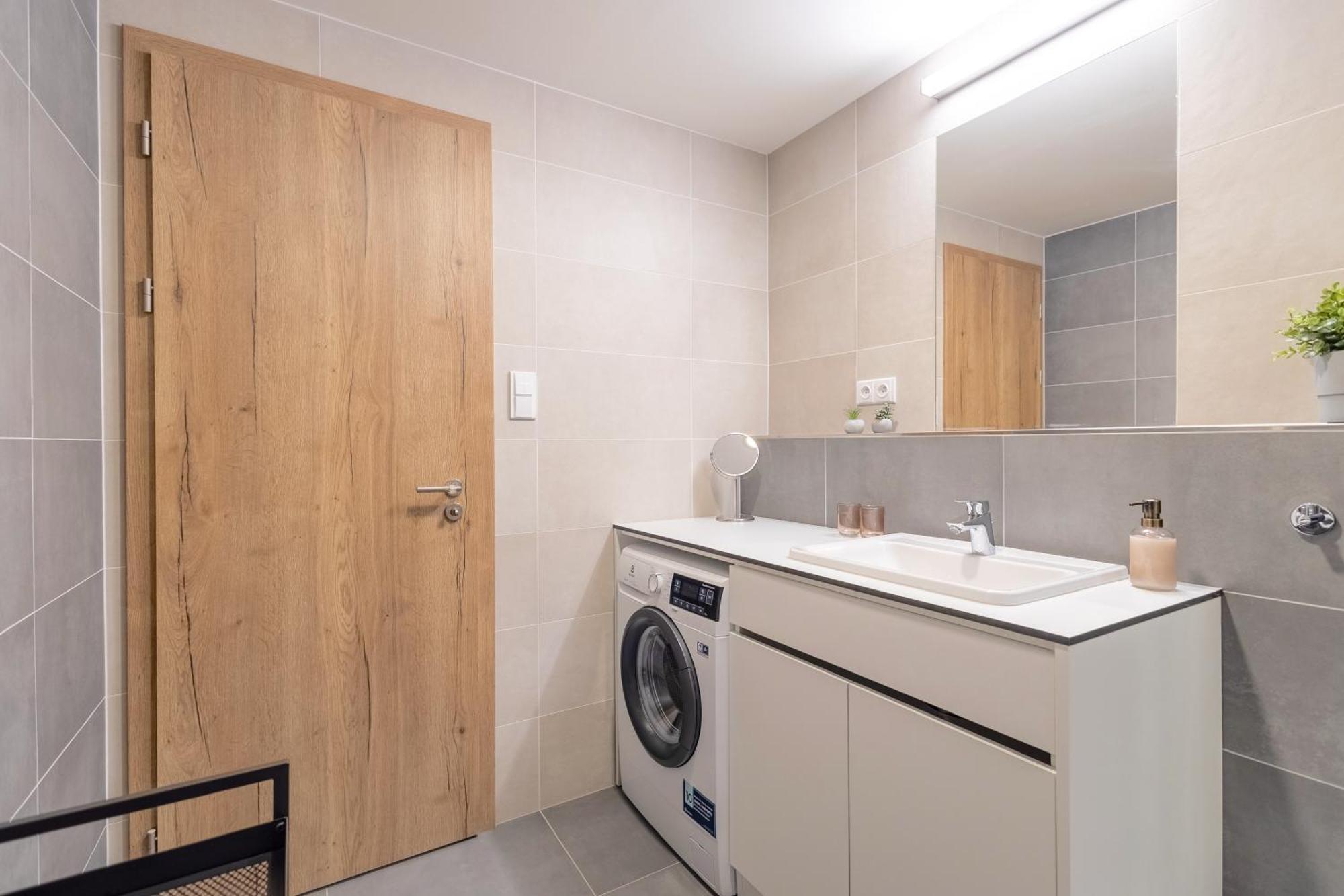 Apartmán Bright 2br - 5th Floor, Balcony, Free Parking By Gravity