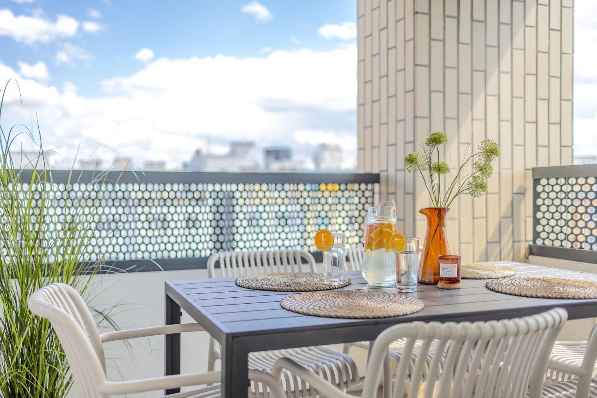 Bright 2br - 5th Floor, Balcony, Free Parking By Gravity Praha