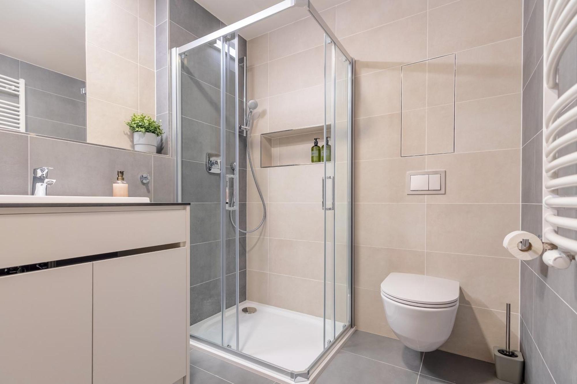 Bright 2br - 5th Floor, Balcony, Free Parking By Gravity Apartmán *