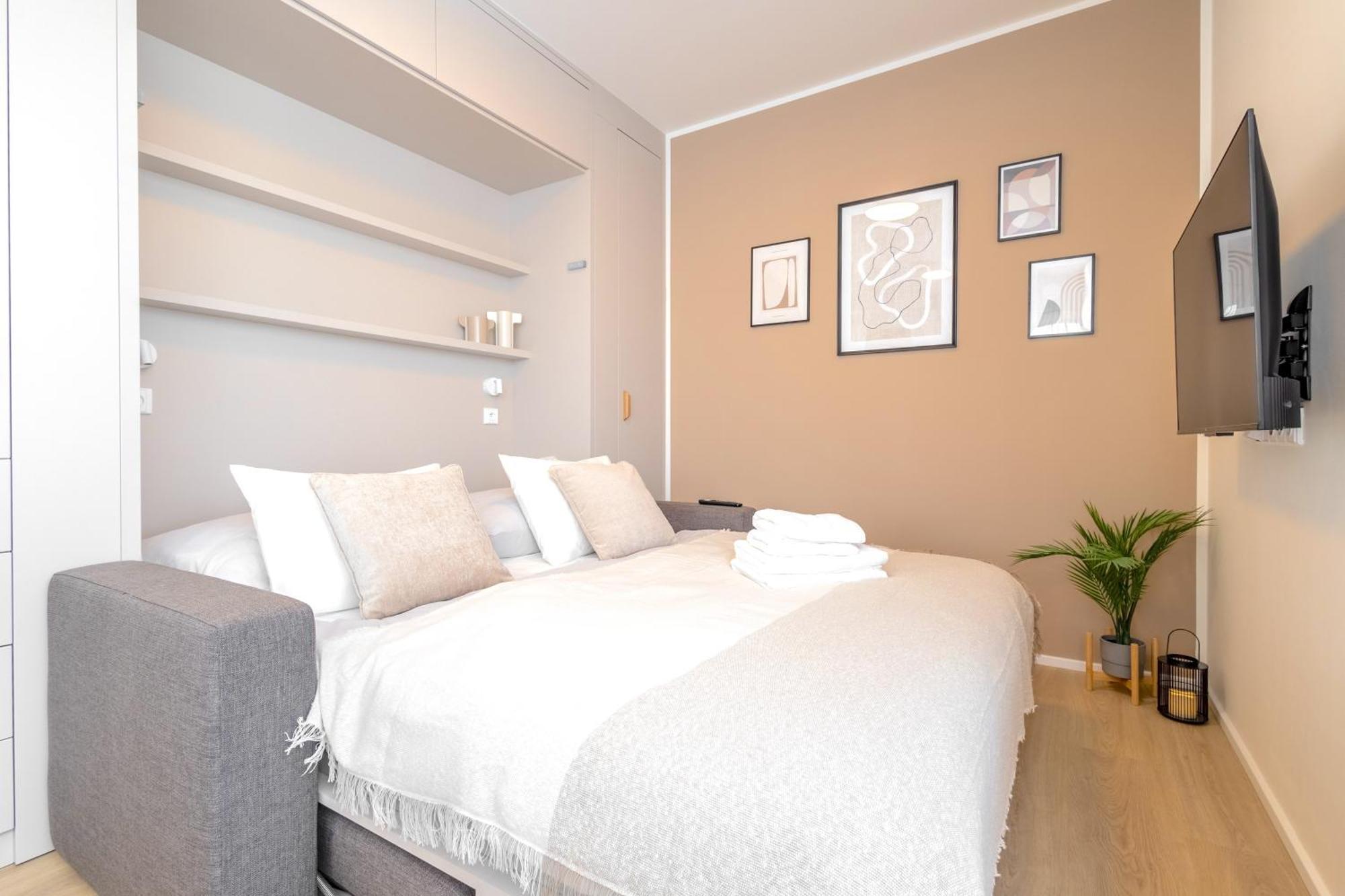 Bright 2br - 5th Floor, Balcony, Free Parking By Gravity Lejlighed Prag