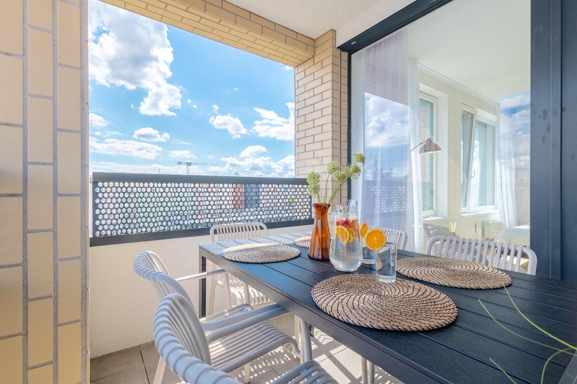 Bright 2br - 5th Floor, Balcony, Free Parking By Gravity Lejlighed