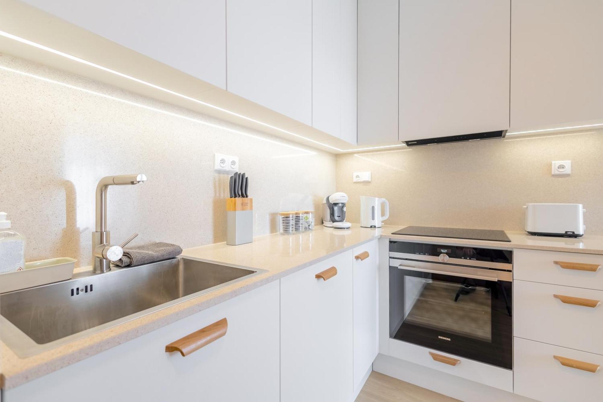 Lejlighed Bright 2br - 5th Floor, Balcony, Free Parking By Gravity *