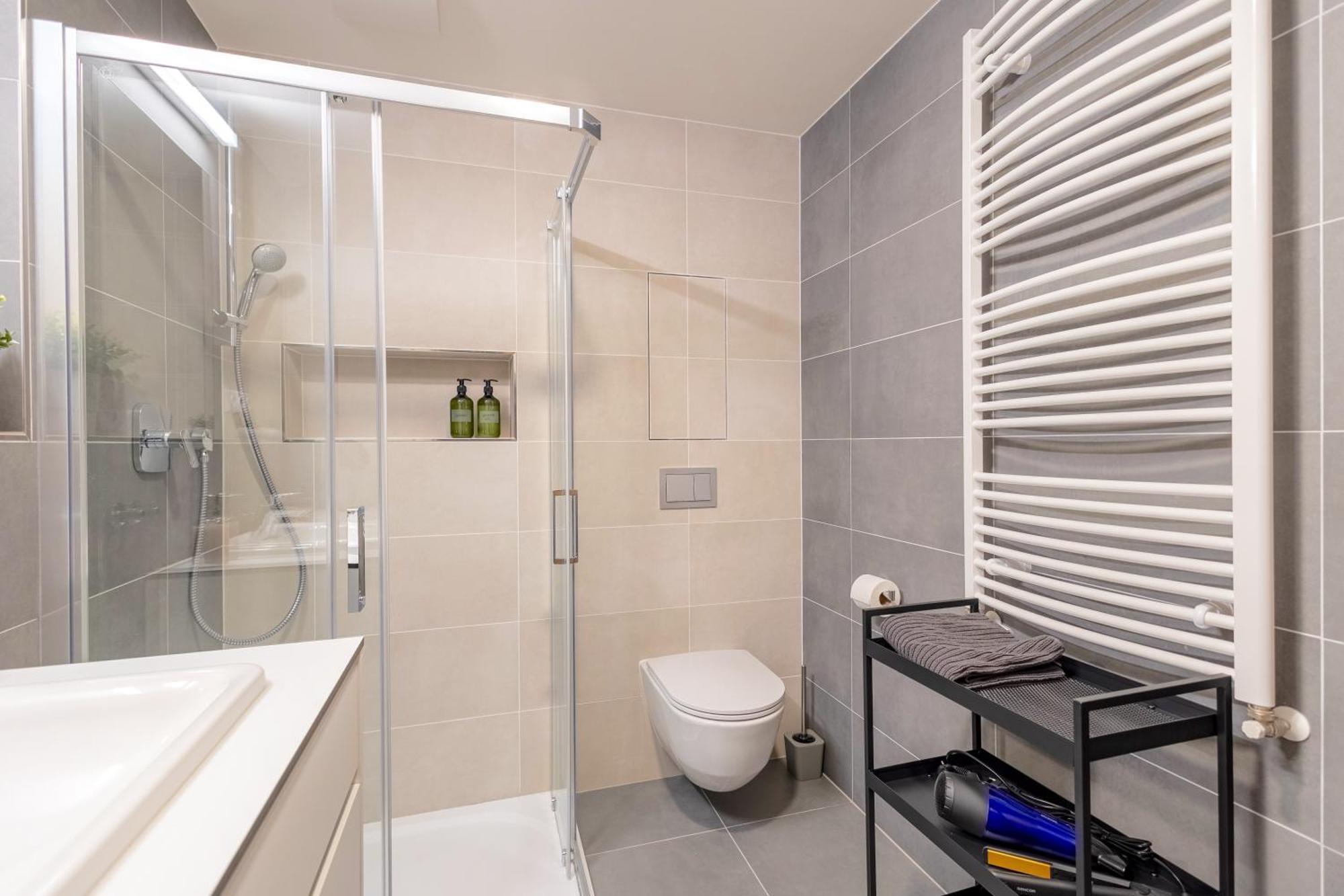 Bright 2br - 5th Floor, Balcony, Free Parking By Gravity Lejlighed Prag